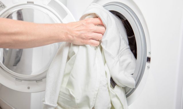 giặt quần áo bằng máy giặt